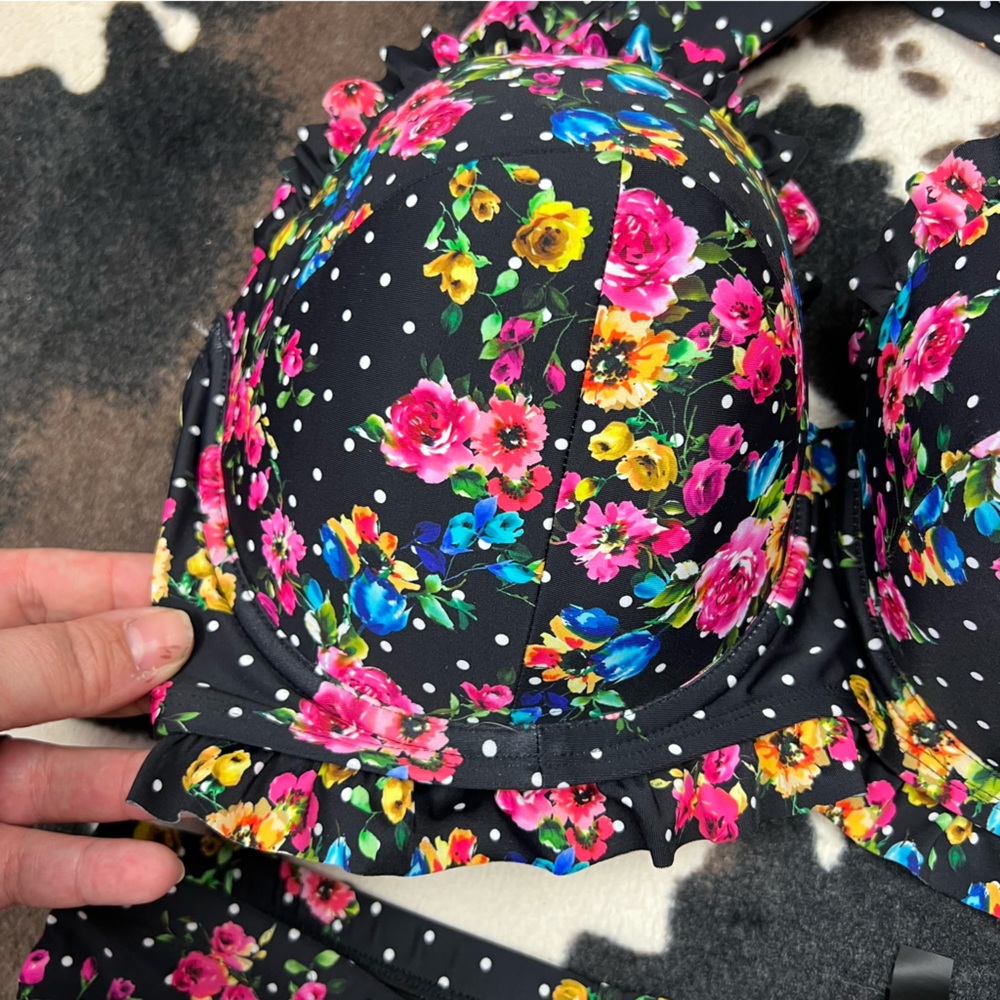 Hot Topic Pin-up Ruffled Swimsuit - Picture 11 of 12